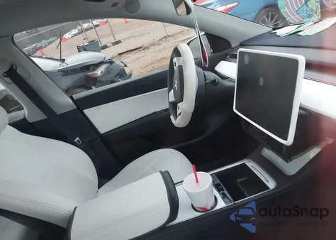 2021 Tesla Model Y Long Range Dual Motor All-Wheel Drive z USA, uszkodzony, nr VIN 5YJYGDEE0MF245804